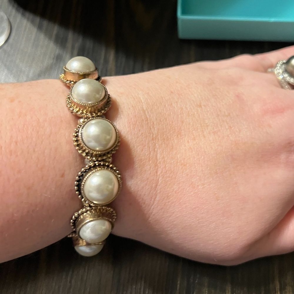 Gorgeous faux Pearl bracelet